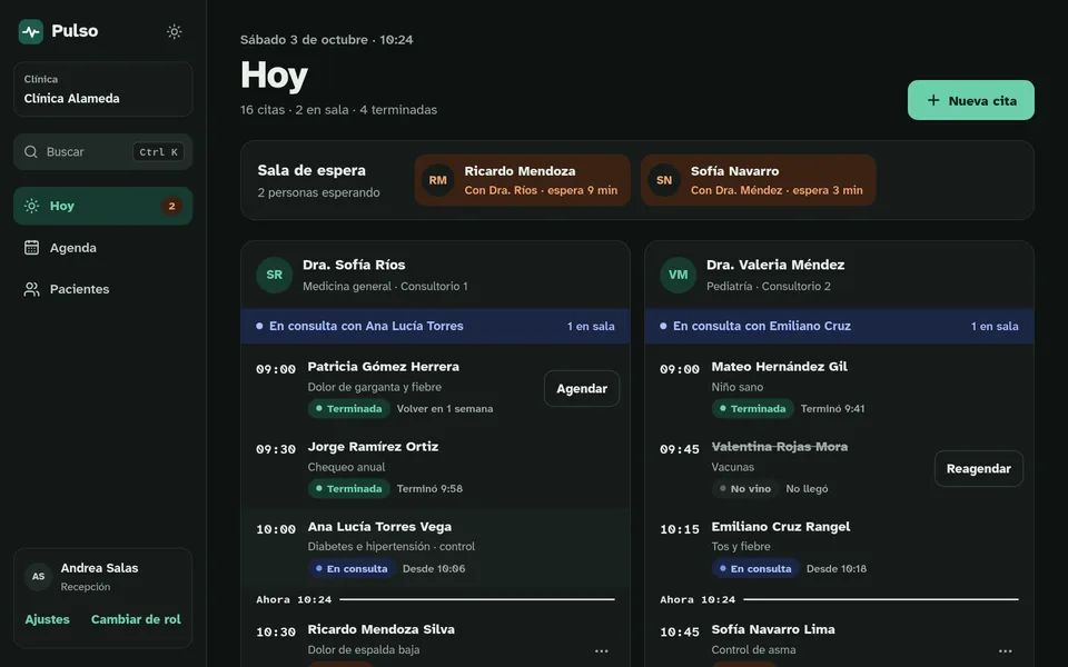 Pantalla Hoy de Pulso en modo oscuro: la sala de espera y la agenda del día de cada doctora.